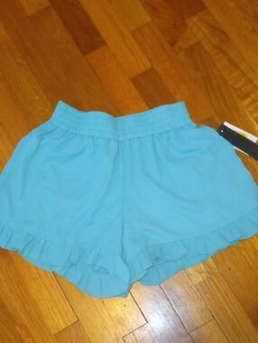 NWT Women’s Relaxed Ruffle Hem Shorts — sage green, small